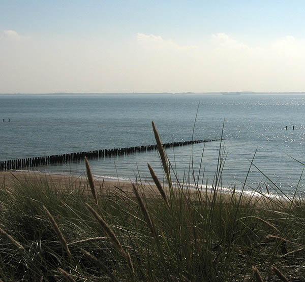 Picture of the beach near Vlissingen as illustration for the Aquana crystal essences website